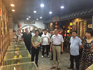 2019年建甌市工商聯(lián)（商會(huì)）半年工作會(huì)議各級(jí)領(lǐng)導(dǎo)及會(huì)員企業(yè)家到雙龍戲珠酒業(yè)參觀調(diào)研