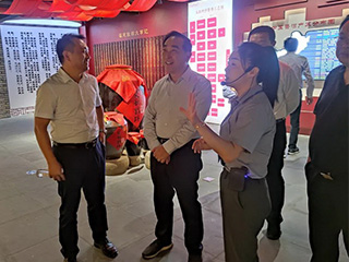 江蘇省政協(xié)副主席王榮平率調(diào)研組一行考察雙龍戲珠酒廠