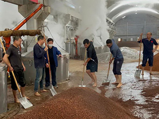 擦亮生產(chǎn)底色 釀造一流美酒丨雙龍戲珠酒業(yè)組織開展釀造勞動(dòng)實(shí)踐