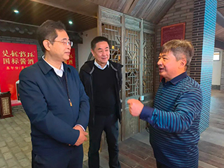 中輕聯(lián)考察組蒞臨雙龍戲珠酒業(yè)考察酒產業(yè)發(fā)展